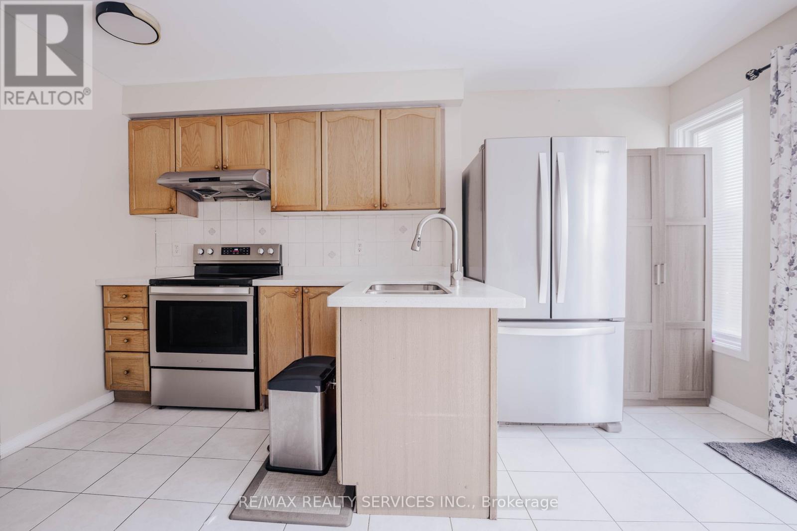 132 Lauraglen Crescent, Brampton, Ontario  L6Y 5A3 - Photo 9 - W12632334