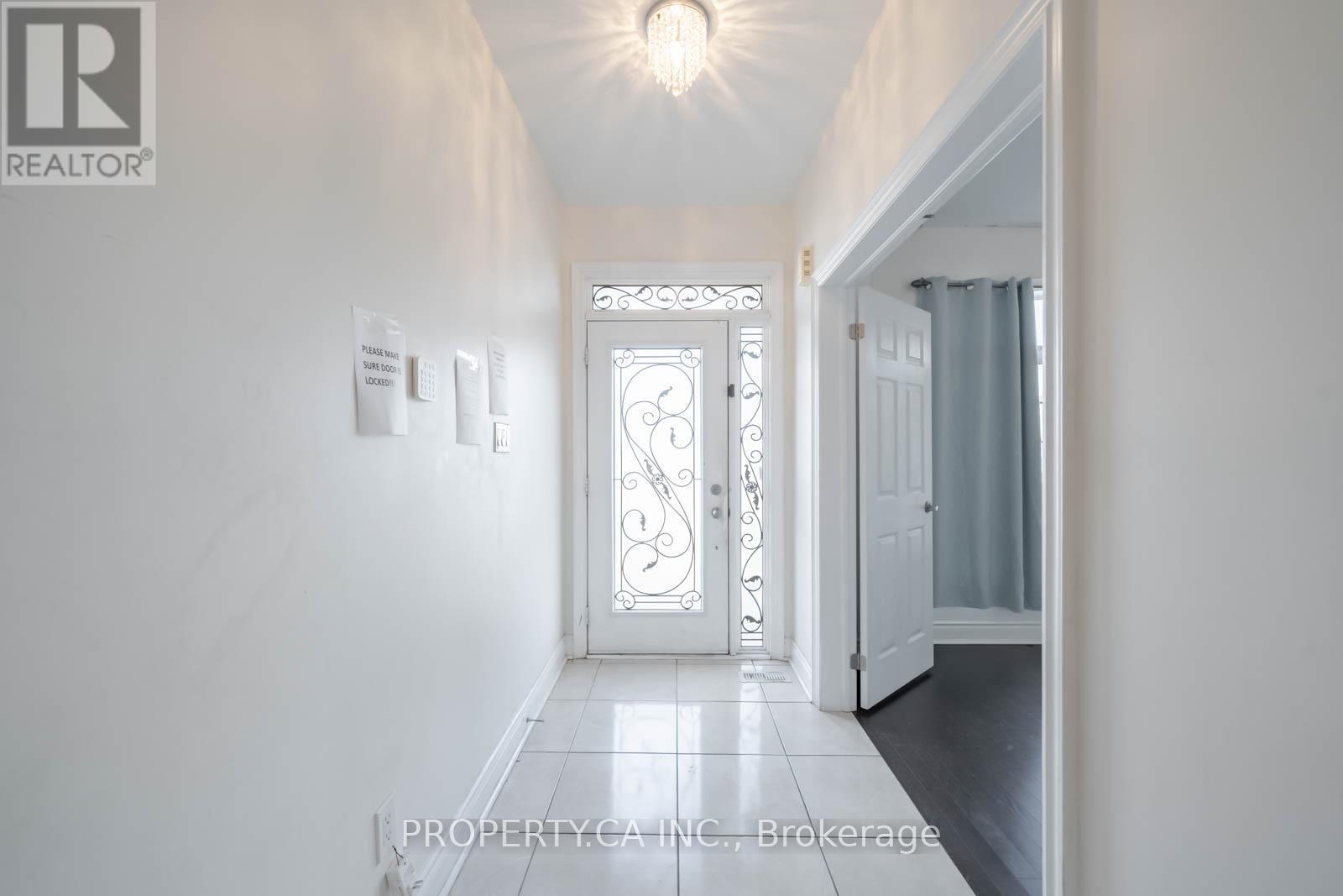 4 Landview Road, Brampton, Ontario  L6P 4G4 - Photo 3 - W12632336