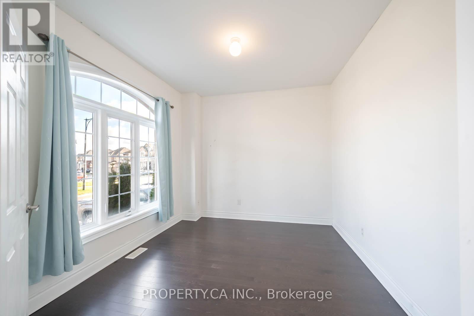 4 Landview Road, Brampton, Ontario  L6P 4G4 - Photo 4 - W12632336