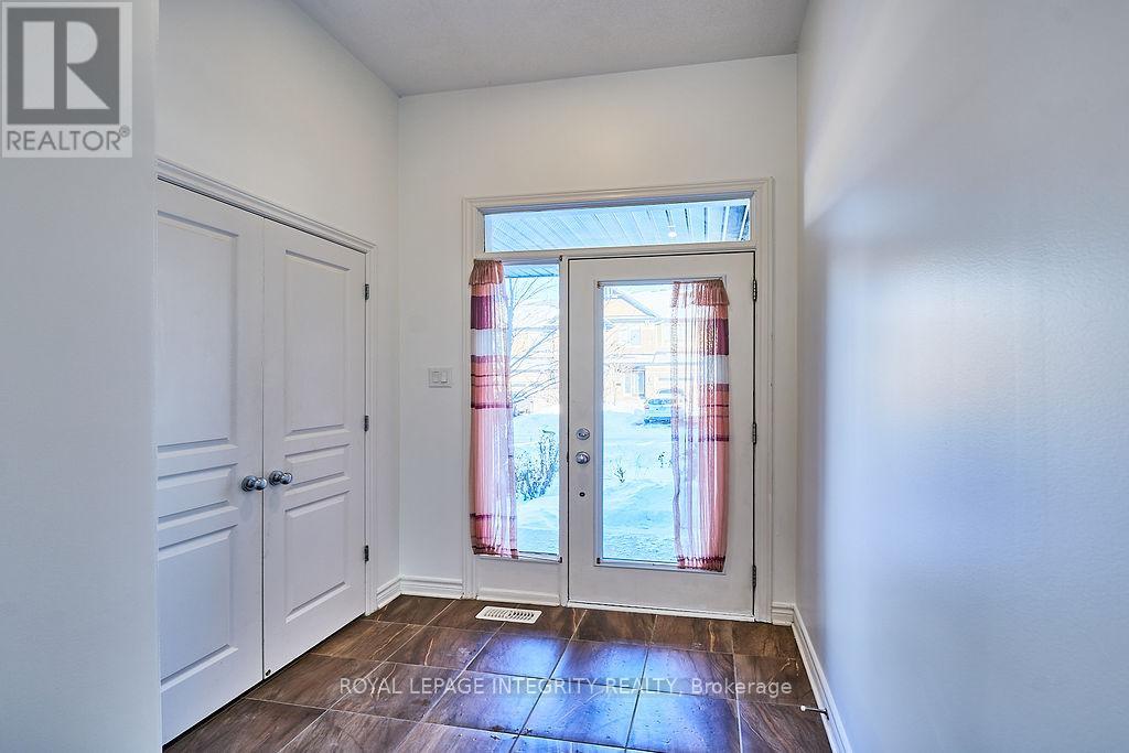 870 Fletcher Circle, Ottawa, Ontario K2T 0B8 - Photo 4 - X12632364