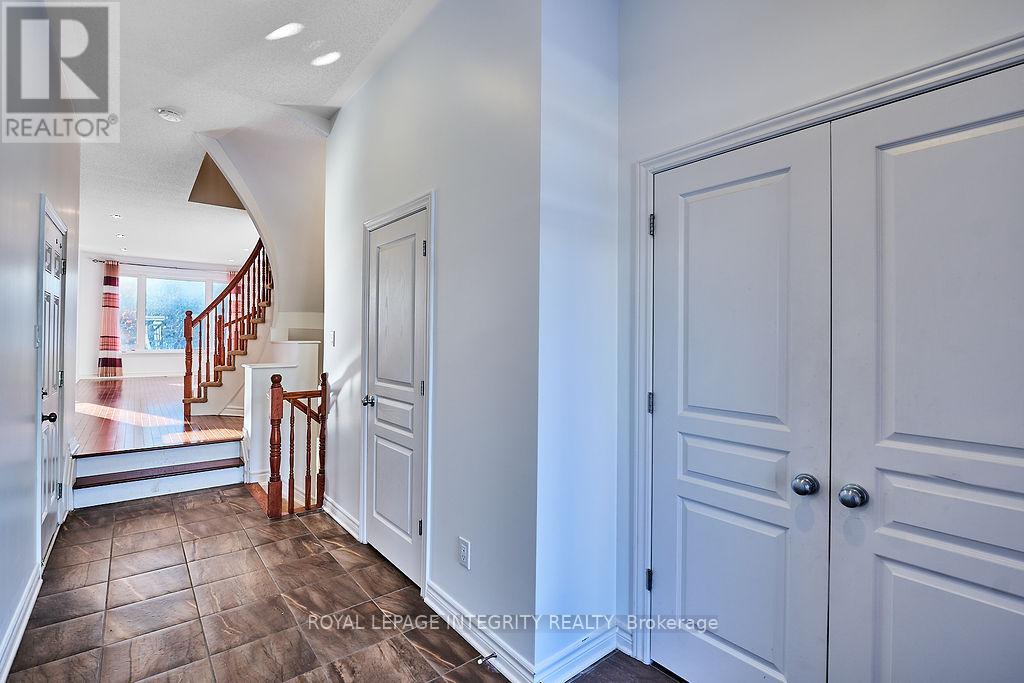 870 Fletcher Circle, Ottawa, Ontario K2T 0B8 - Photo 5 - X12632364