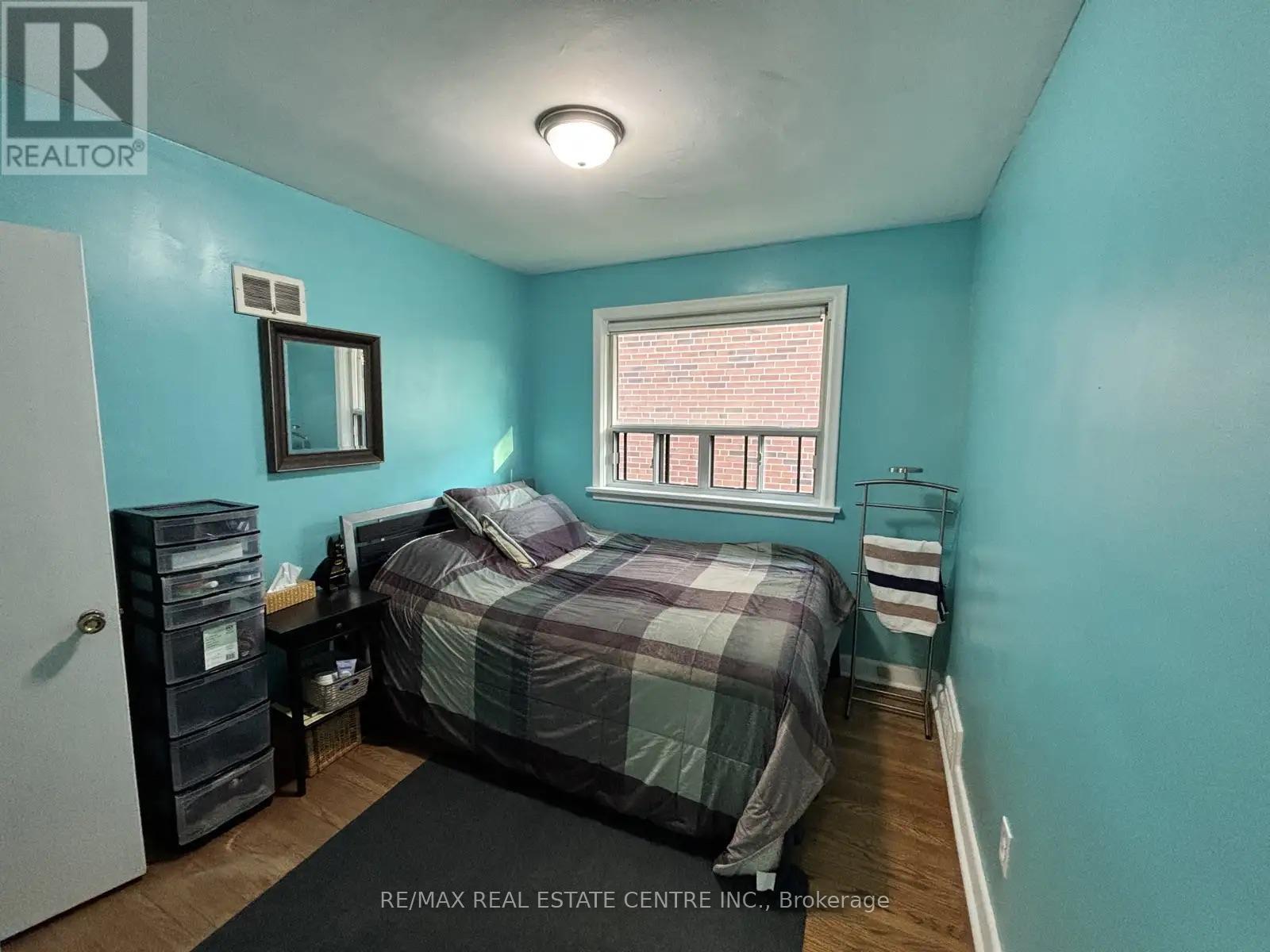 106 BOTFIELD AVENUE, Toronto, Ontario