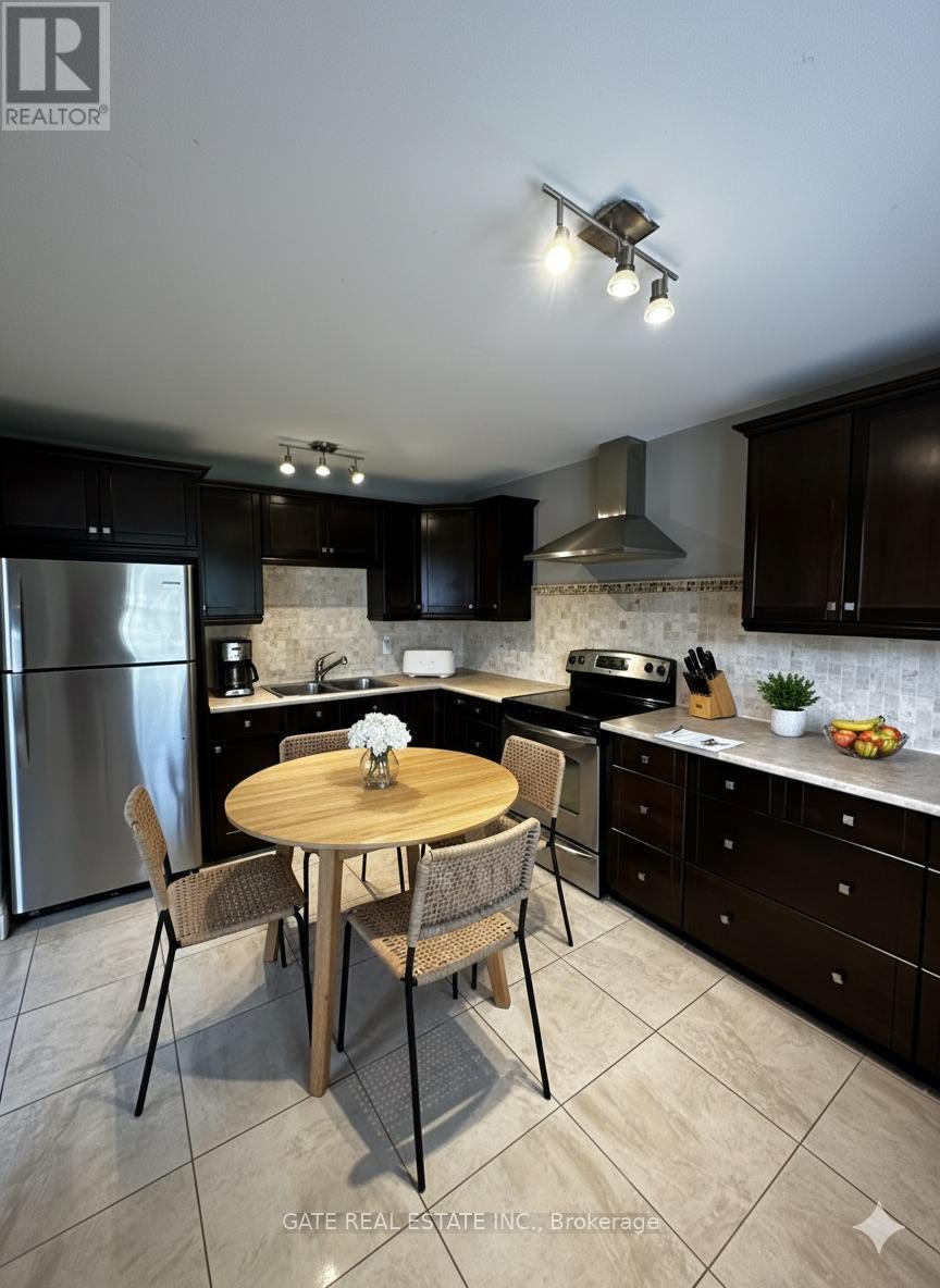 86 Bond Crescent, Richmond Hill, Ontario  L4E 3K7 - Photo 3 - N12548096