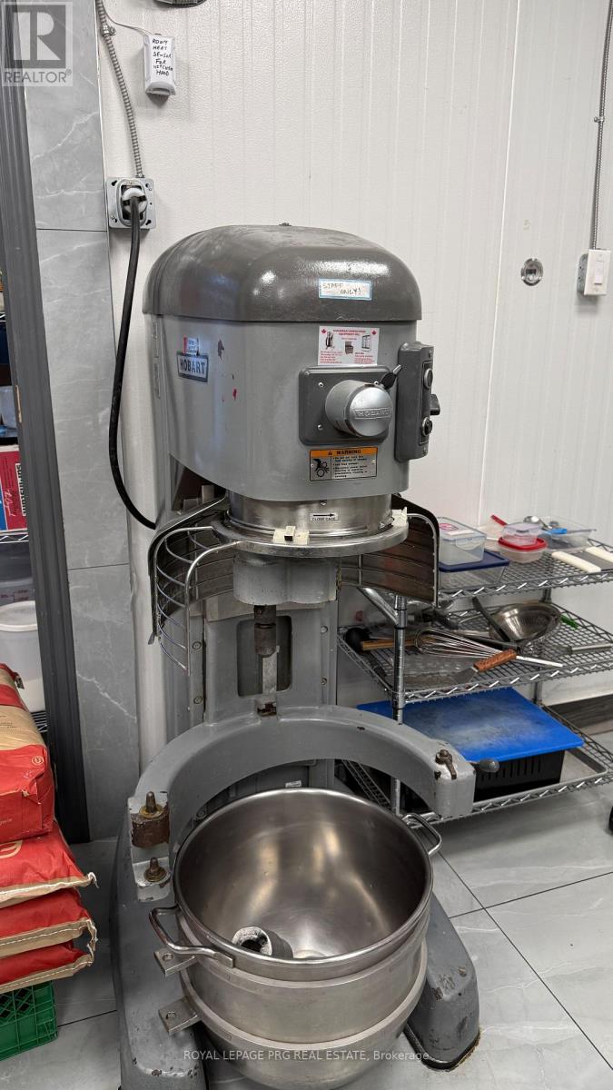 101 - 9280 Goreway Drive, Brampton, Ontario  L6P 4N1 - Photo 13 - W12632400