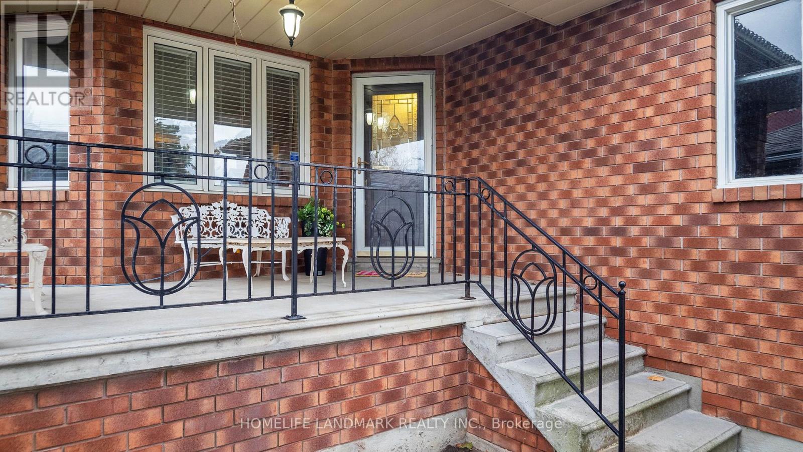 3022 Dalehurst Drive, Mississauga, Ontario  L5N 6M8 - Photo 3 - W12632406