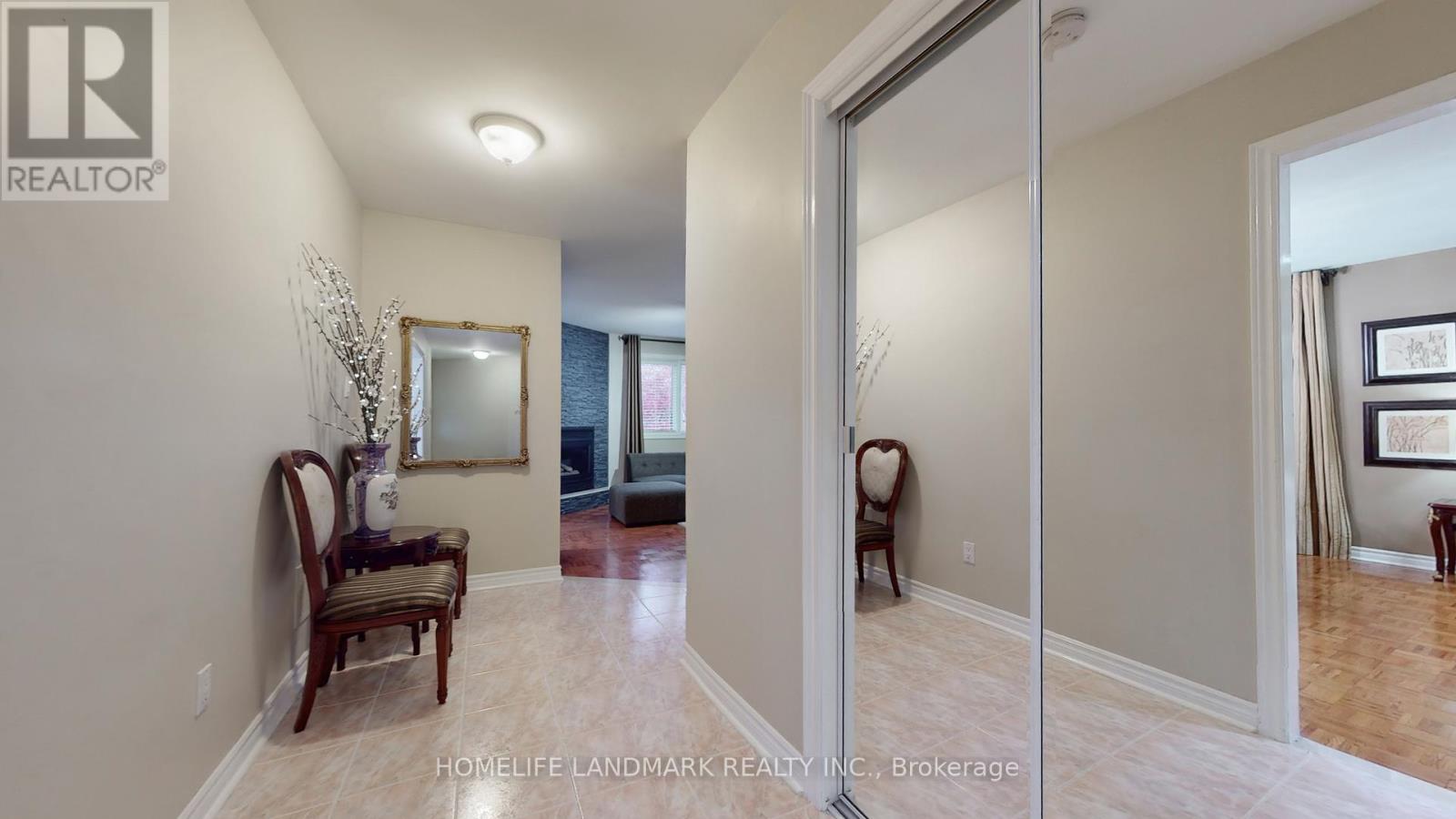 3022 Dalehurst Drive, Mississauga, Ontario  L5N 6M8 - Photo 4 - W12632406
