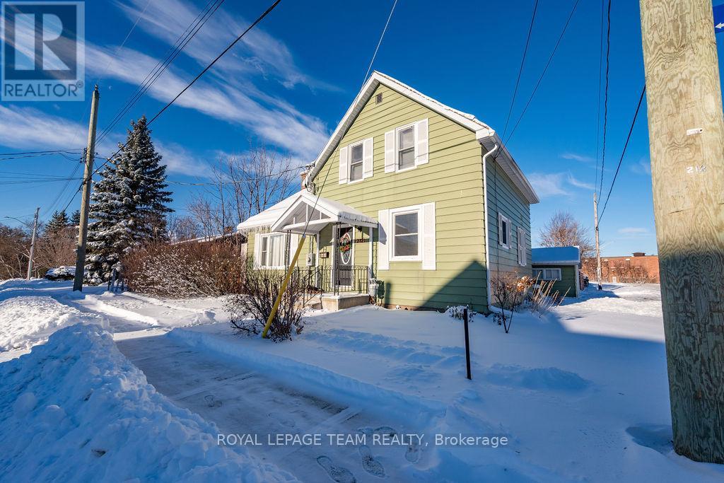212 Prince Street W, Renfrew, Ontario  K7V 2V7 - Photo 3 - X12363102