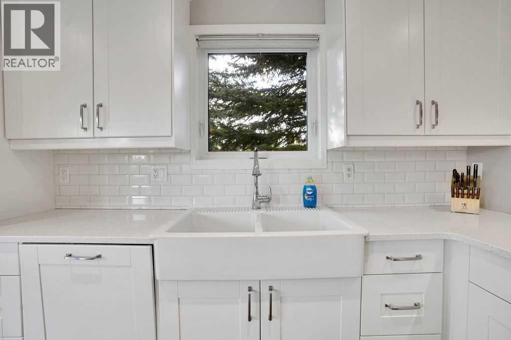 229 Wood Valley Place Sw, Calgary, Alberta  T2W 5X4 - Photo 10 - A2261875