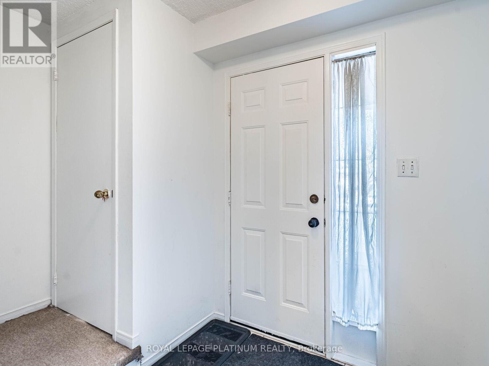 14 Wallingford Court, Brampton, Ontario  L6Y 4V7 - Photo 4 - W12630986