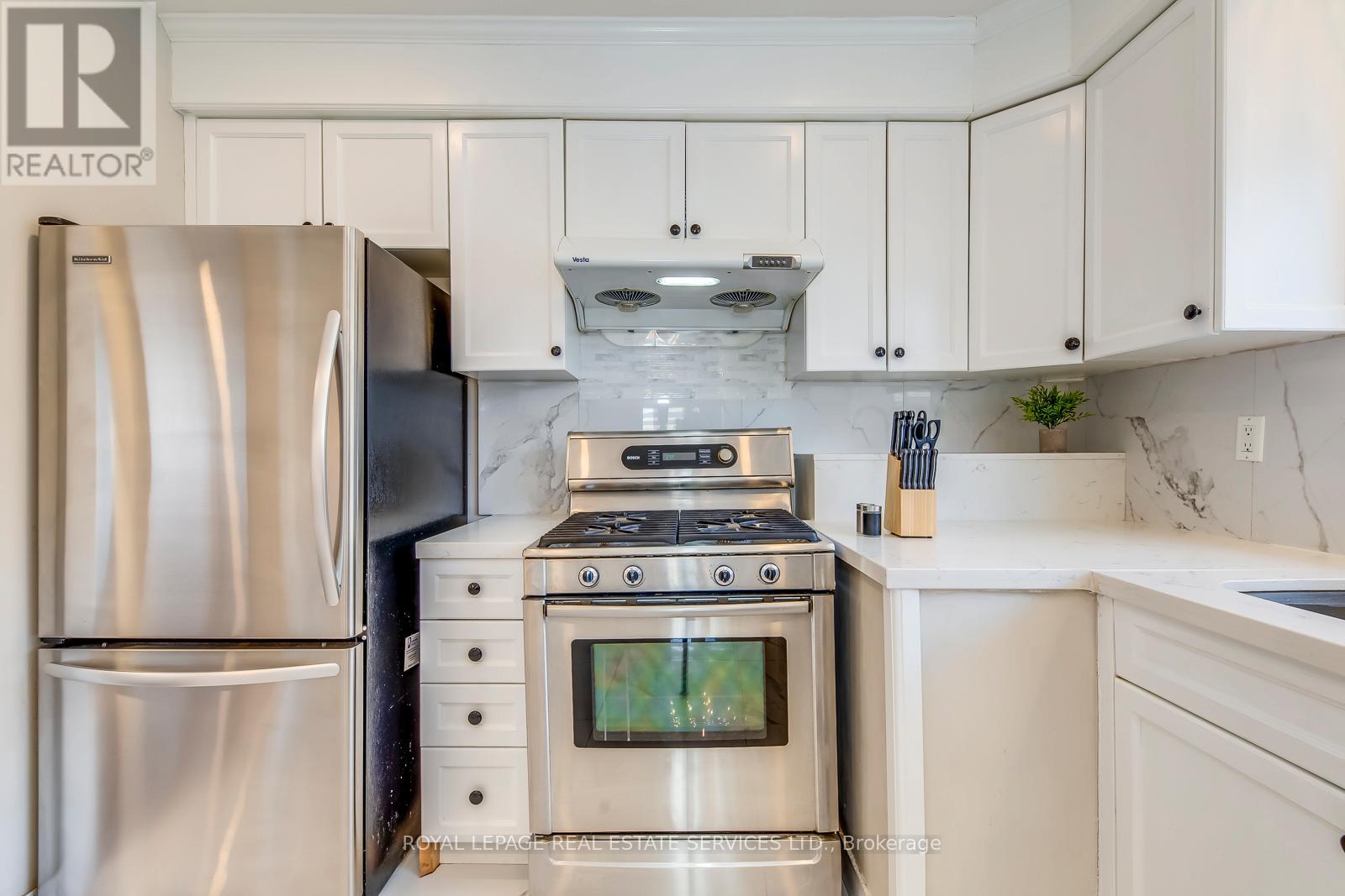 577 Trudale Court, Oakville, Ontario  L6L 4H2 - Photo 10 - W12632562