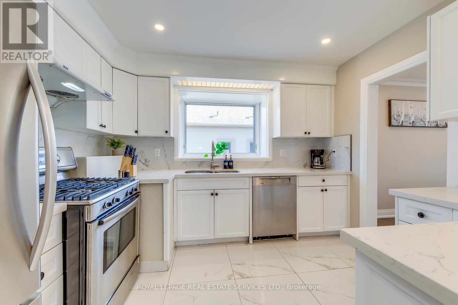 577 Trudale Court, Oakville, Ontario  L6L 4H2 - Photo 12 - W12632562