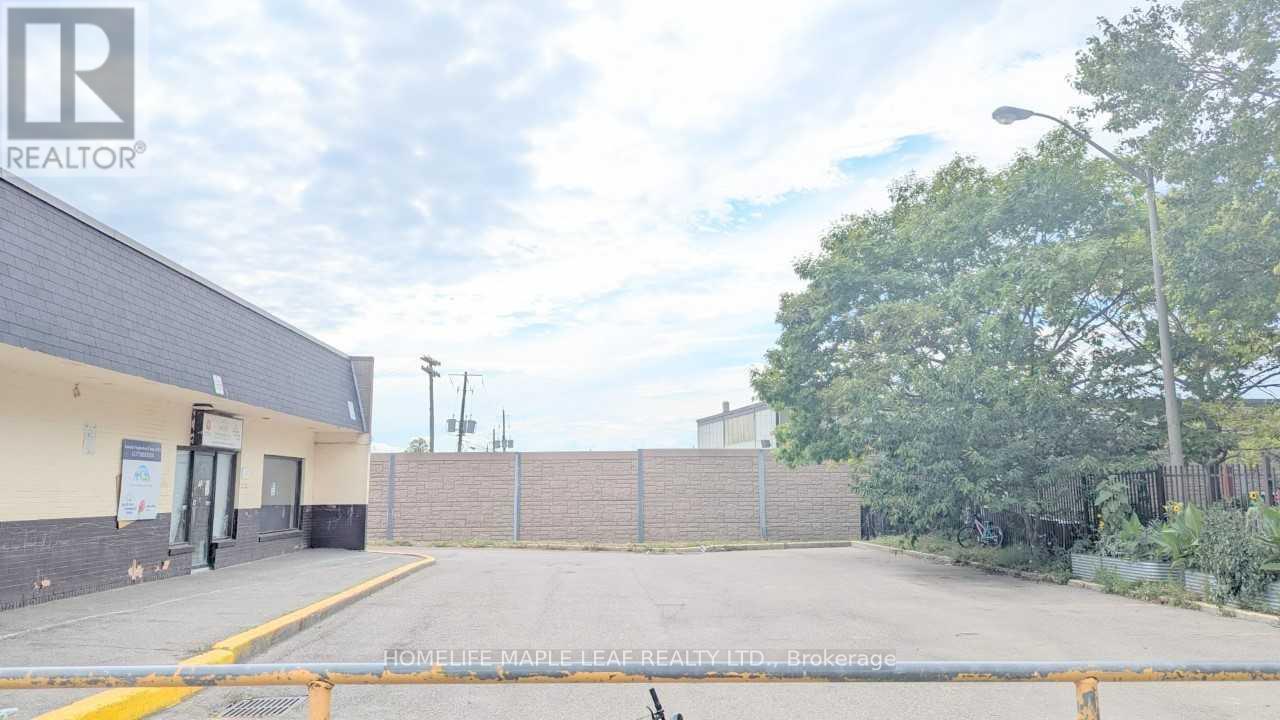 109 Lotherton Pathway, Toronto (Yorkdale-Glen Park), Ontario  M6B 2G6 - Photo 36 - W12629352