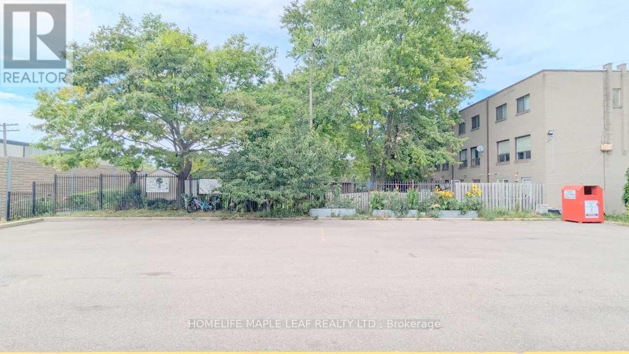 109 Lotherton Pathway, Toronto (Yorkdale-Glen Park), Ontario  M6B 2G6 - Photo 35 - W12629352
