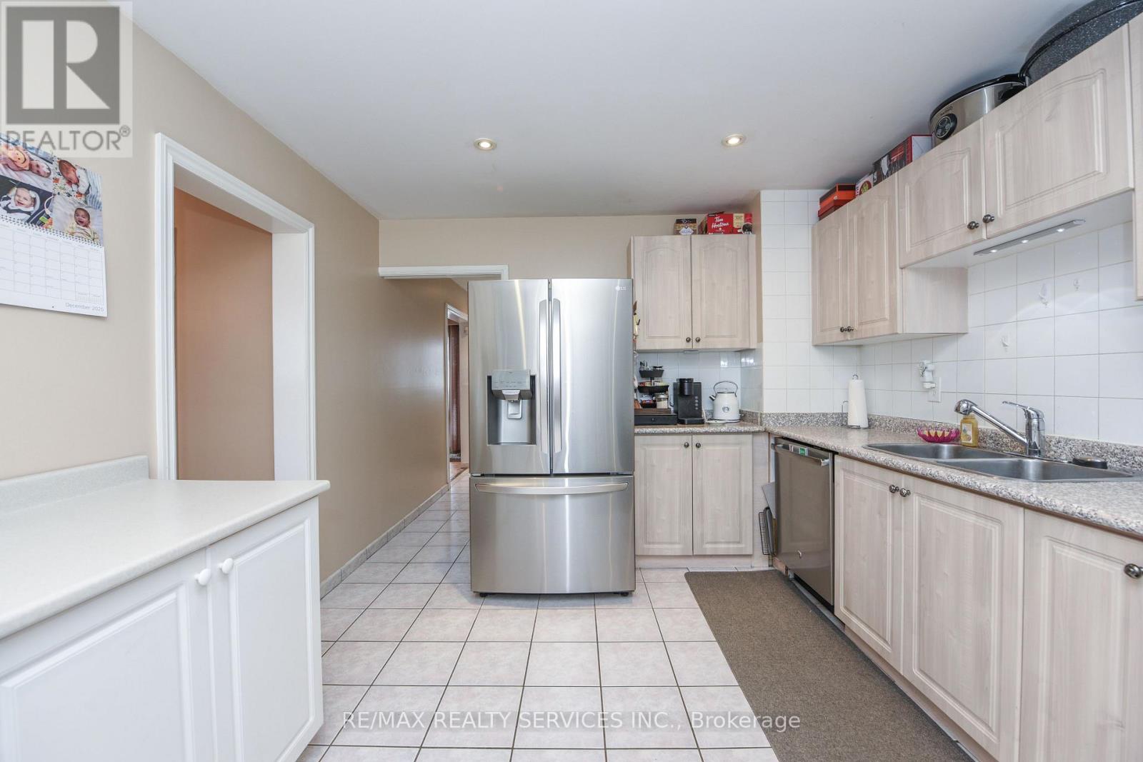 84 Flamingo Crescent, Brampton, Ontario  L6T 2G7 - Photo 13 - W12632642