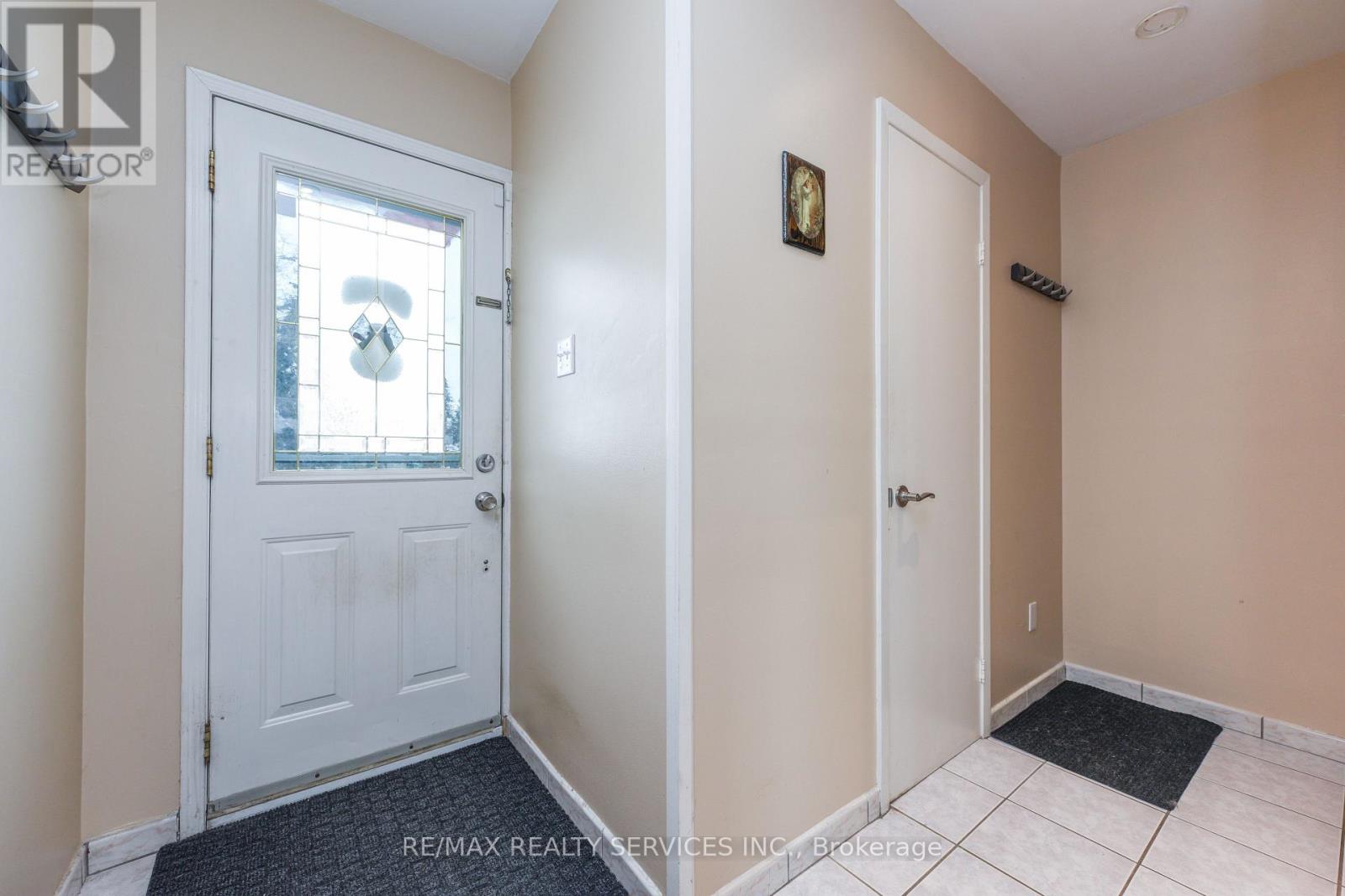 84 Flamingo Crescent, Brampton, Ontario  L6T 2G7 - Photo 4 - W12632642