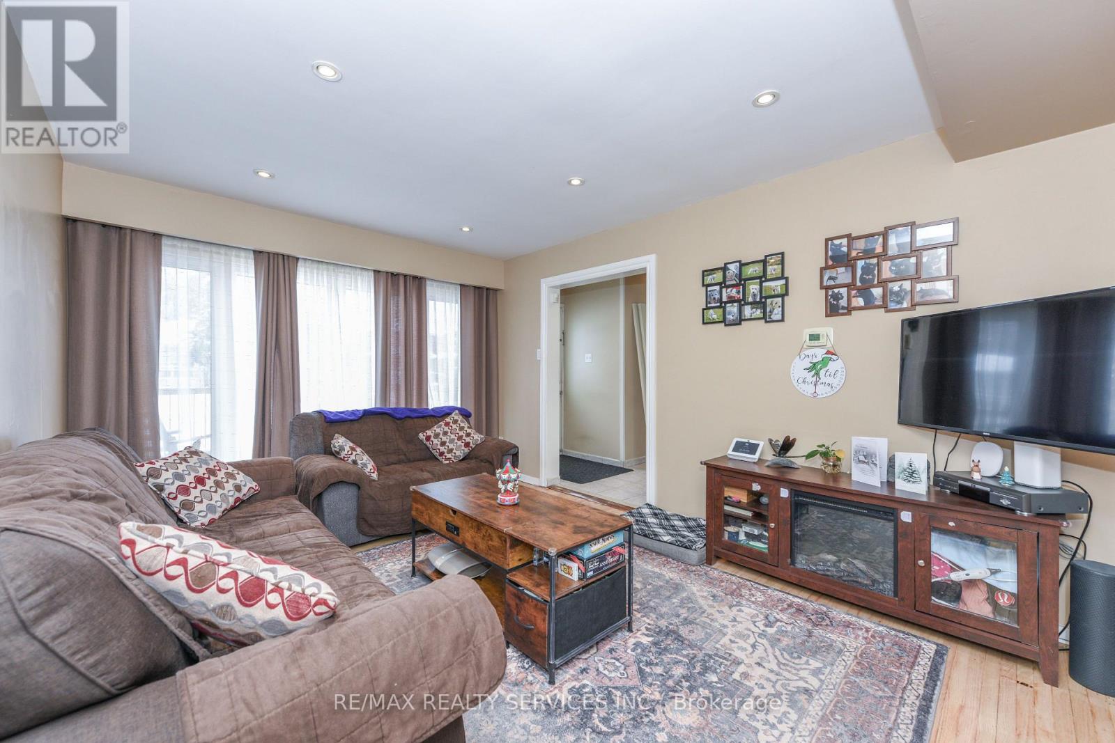 84 Flamingo Crescent, Brampton, Ontario  L6T 2G7 - Photo 5 - W12632642