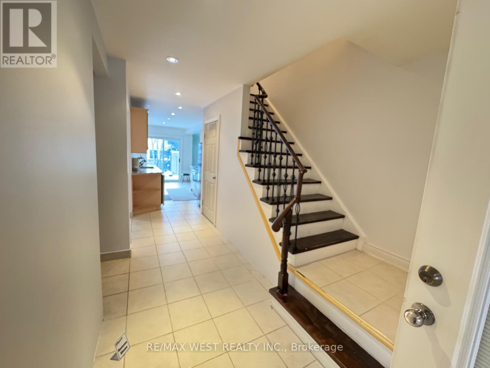 51 Michael Drive, Richmond Hill, Ontario  L4C 5W7 - Photo 2 - N12632650