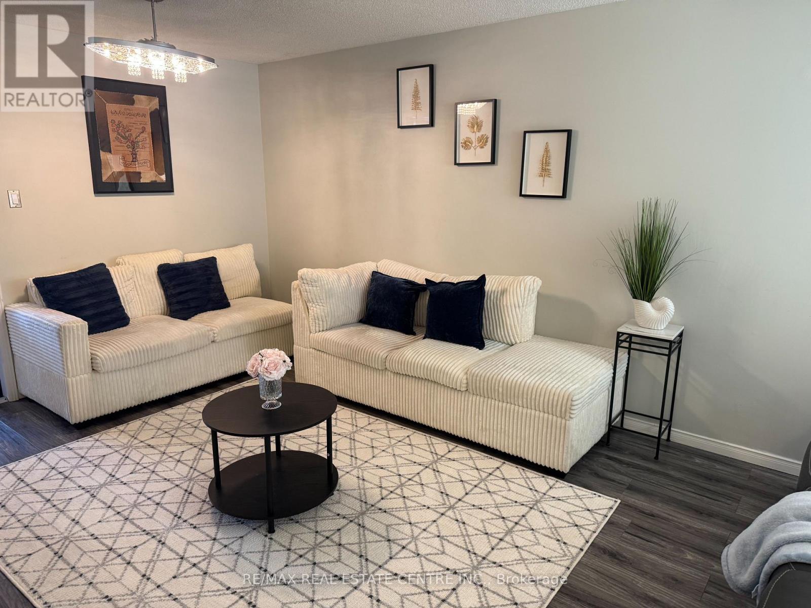 33 Middlemiss Crescent N, Cambridge, Ontario  N1T 1R5 - Photo 3 - X12632664