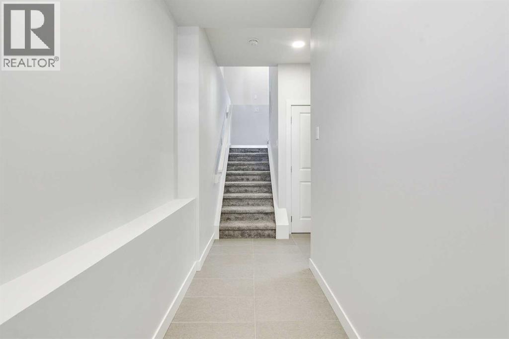 819 Shawnee Terrace Sw, Calgary, Alberta  T2Y 0T4 - Photo 4 - A2255503