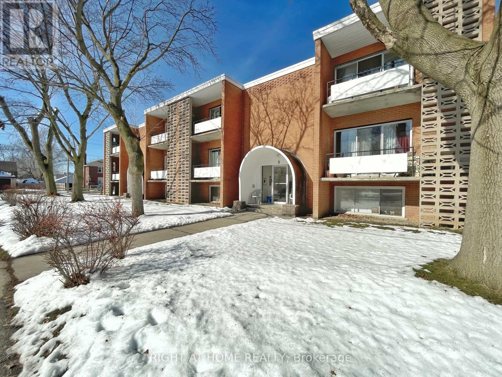 7-9 Rosemount Drive, Kitchener, Ontario  N2B 1P9 - Photo 2 - X12632686