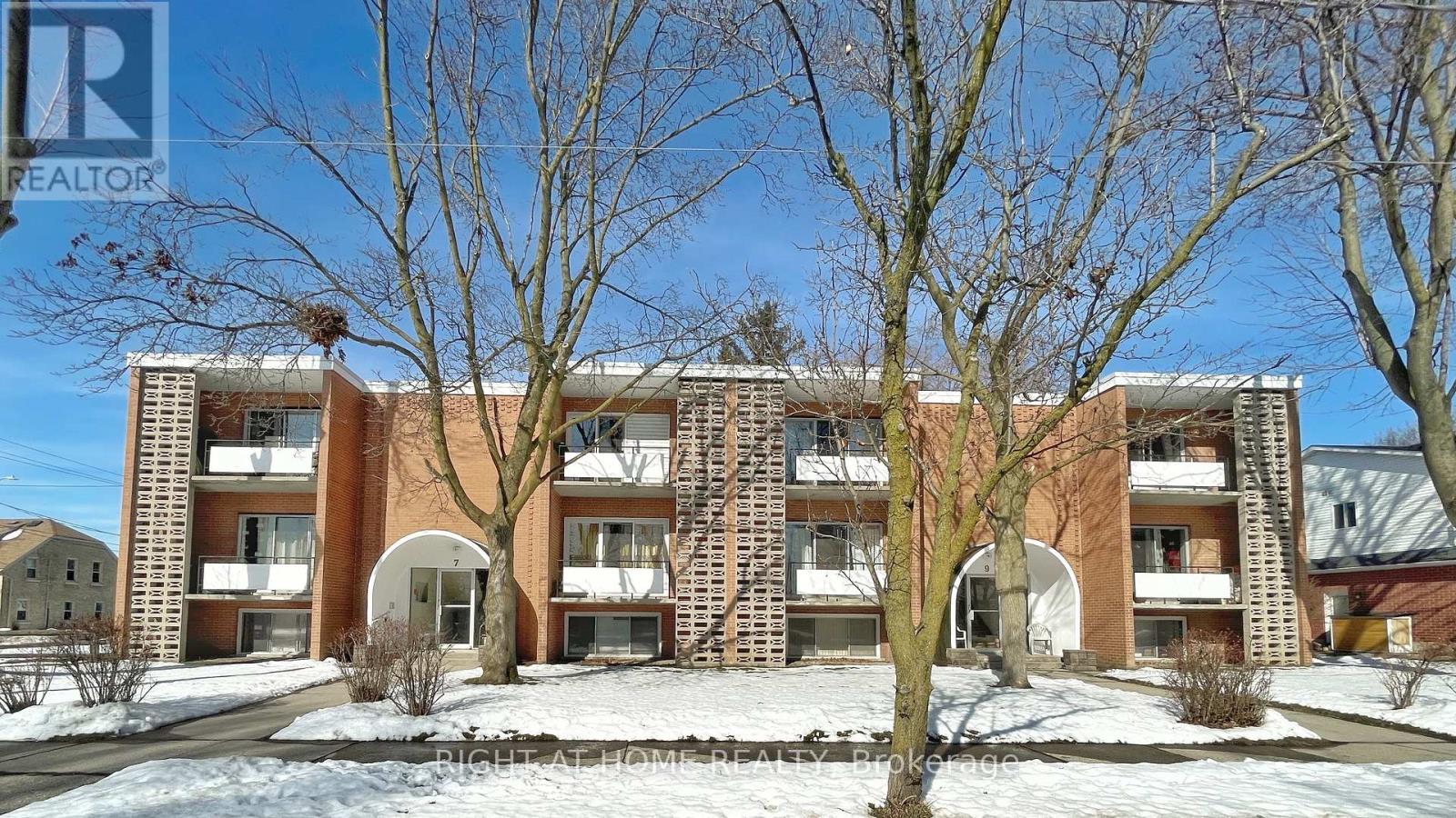 7-9 Rosemount Drive, Kitchener, Ontario  N2B 1P9 - Photo 3 - X12632686