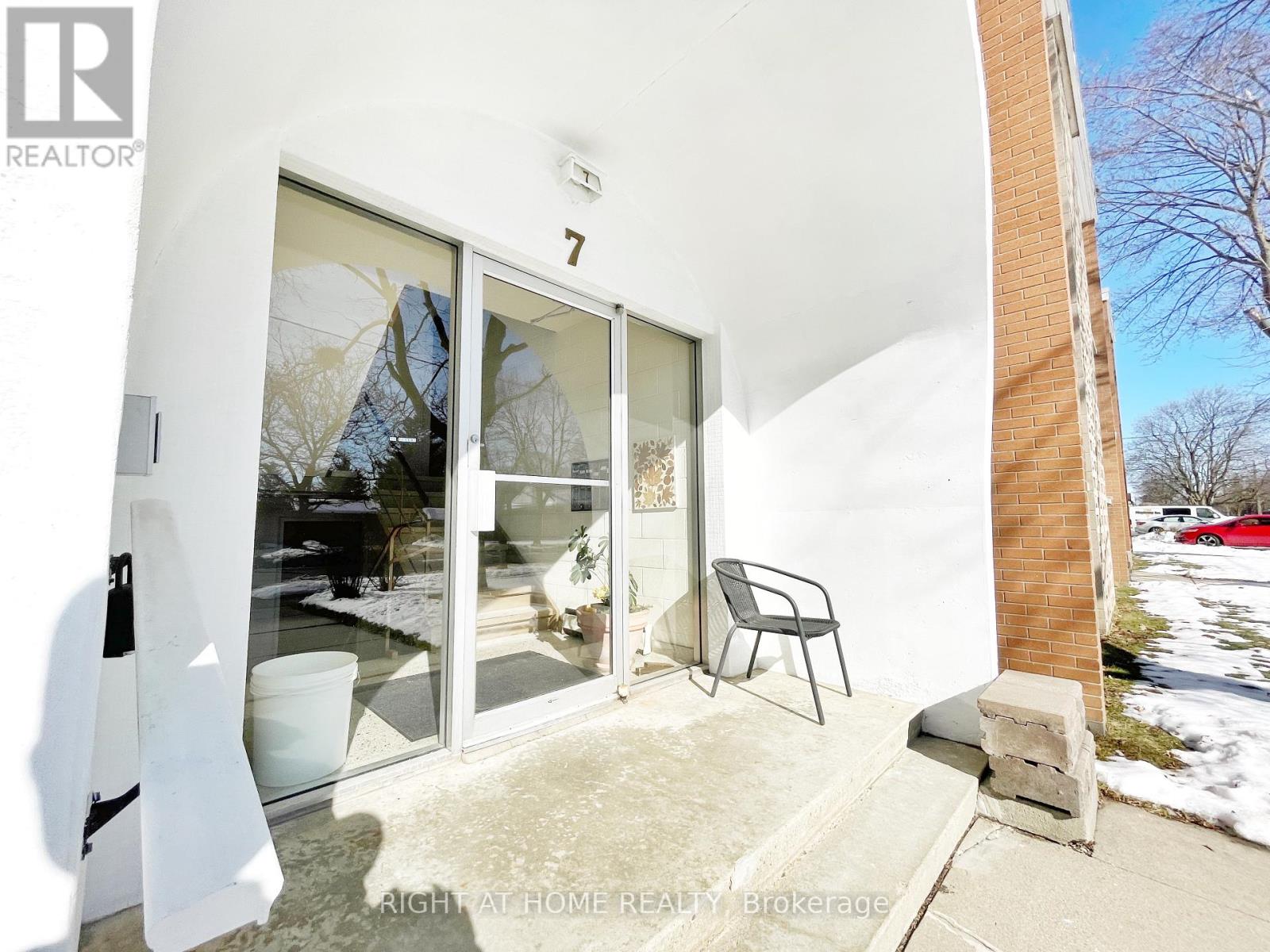 7-9 Rosemount Drive, Kitchener, Ontario  N2B 1P9 - Photo 4 - X12632686