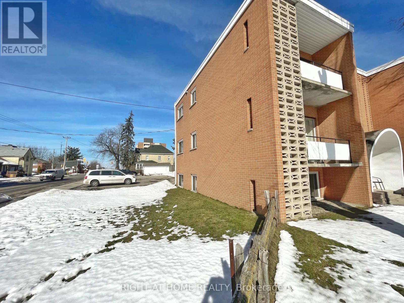 7-9 Rosemount Drive, Kitchener, Ontario  N2B 1P9 - Photo 5 - X12632686