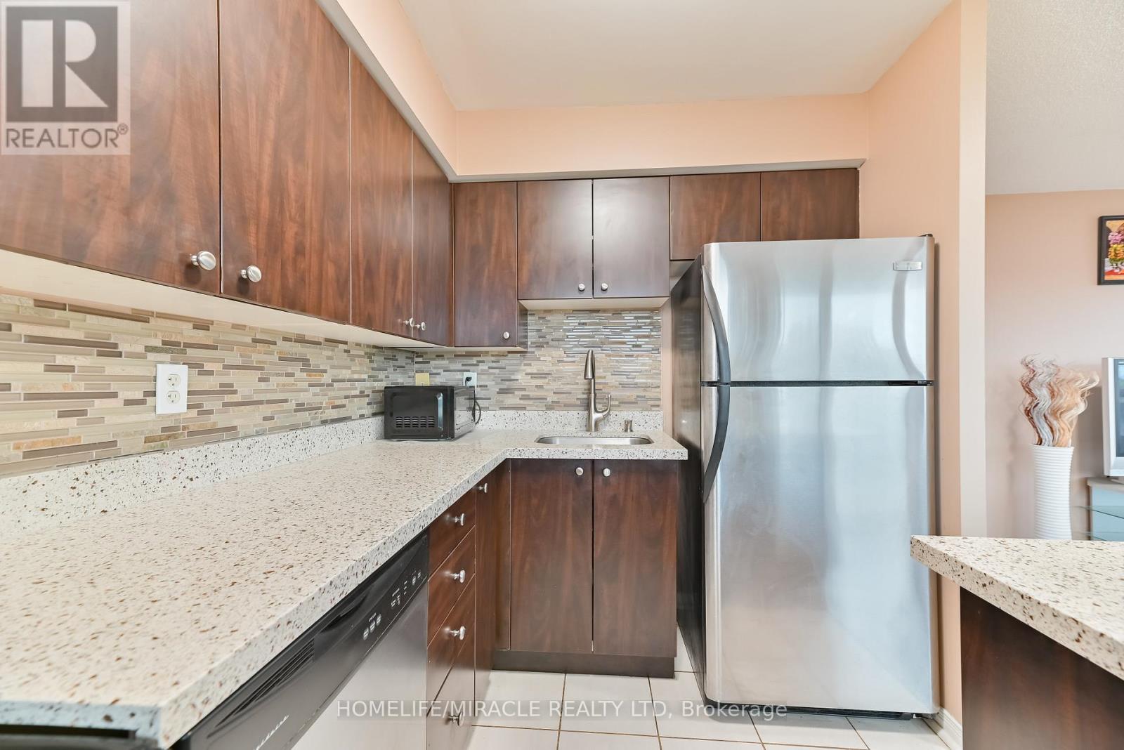 709 - 215 Queen Street E, Brampton, Ontario  L6W 0A9 - Photo 15 - W12632724