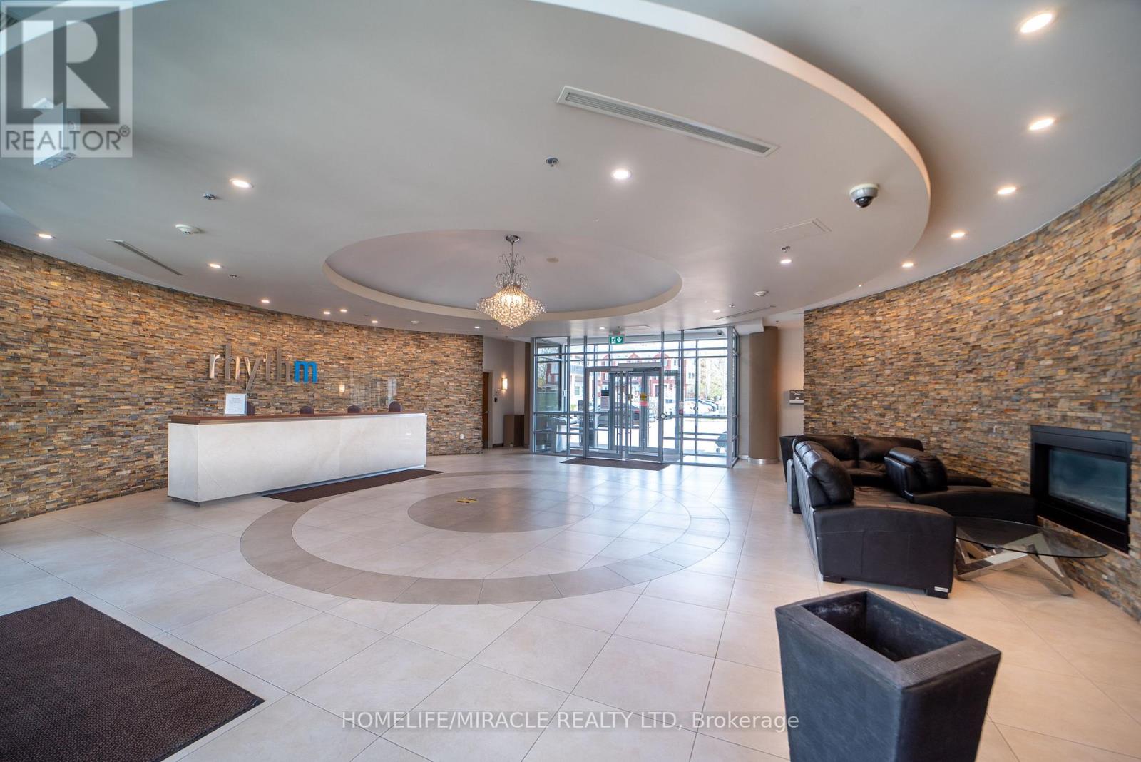 709 - 215 Queen Street E, Brampton, Ontario  L6W 0A9 - Photo 3 - W12632724