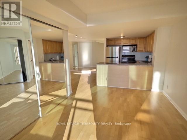 818 - 230 Queens Quay W, Toronto, Ontario  M5J 2Y7 - Photo 2 - C12632742
