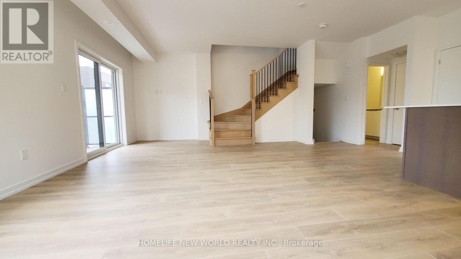 3 - 15 Lytham Green Circle, Newmarket, Ontario  L3Y 0H3 - Photo 5 - N12632752