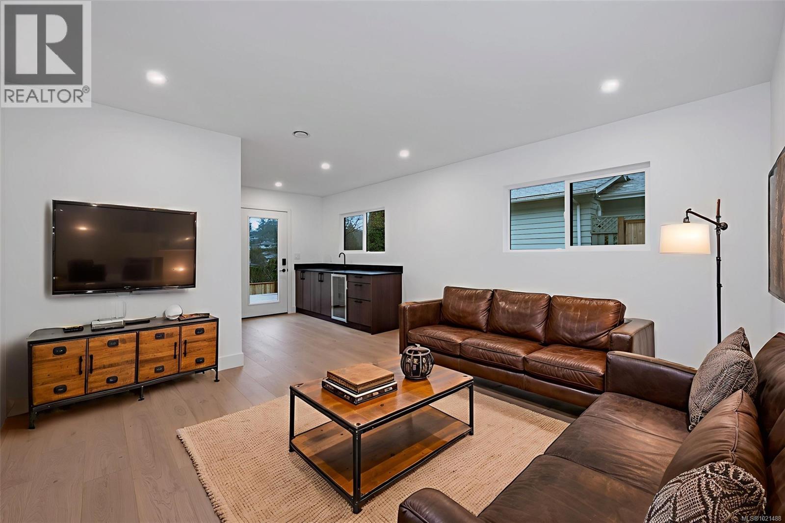 1041 Hulford St, Saanich, British Columbia  V8X 3B5 - Photo 4 - 1021488