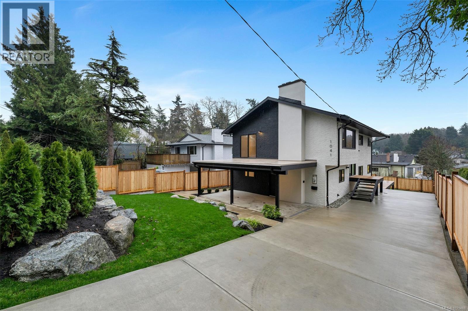 1041 Hulford St, Saanich, British Columbia  V8X 3B5 - Photo 2 - 1021488