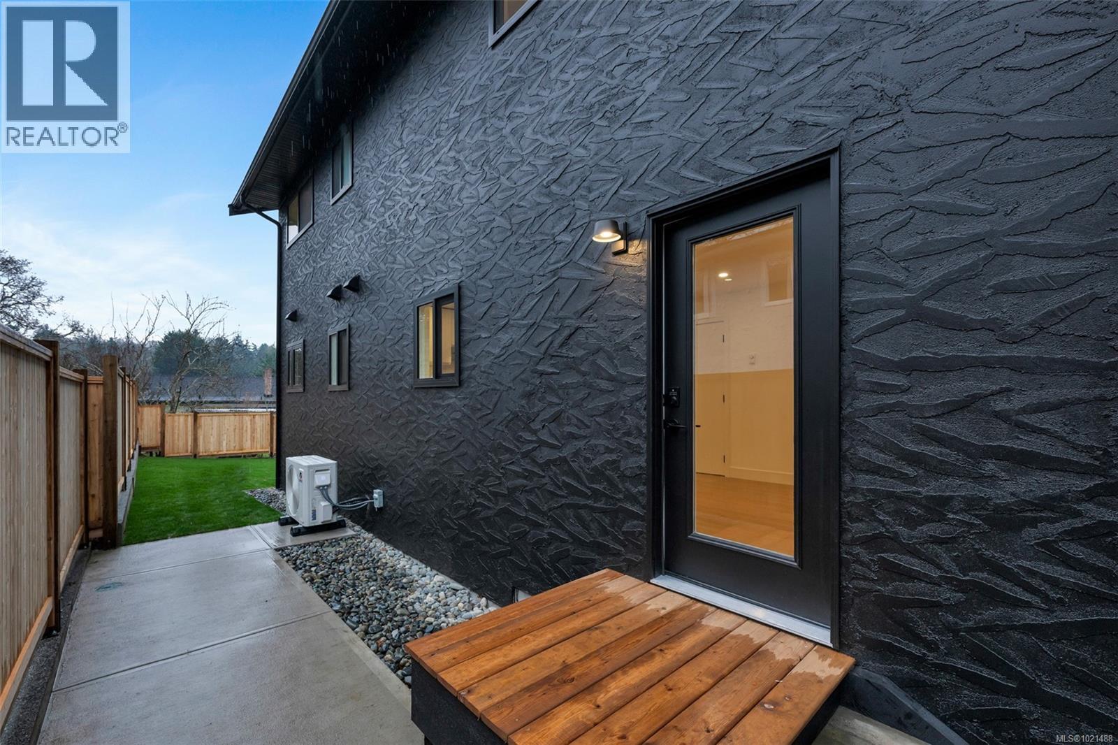 1041 Hulford St, Saanich, British Columbia  V8X 3B5 - Photo 32 - 1021488