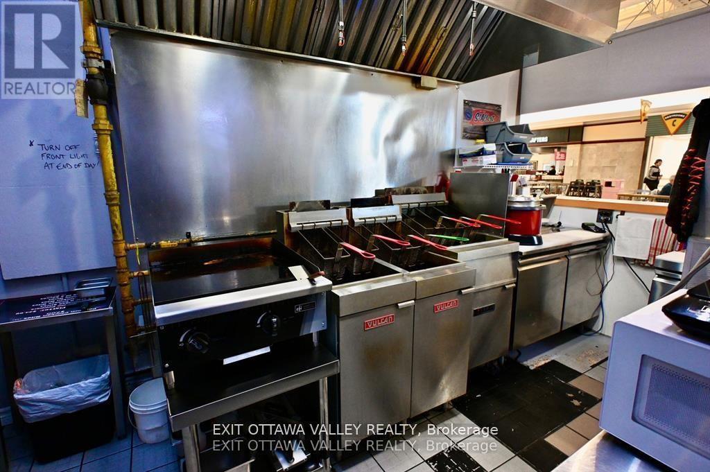 1100 Pembroke Street, Pembroke, Ontario K8A 6Y7 - Photo 10 - X12632804