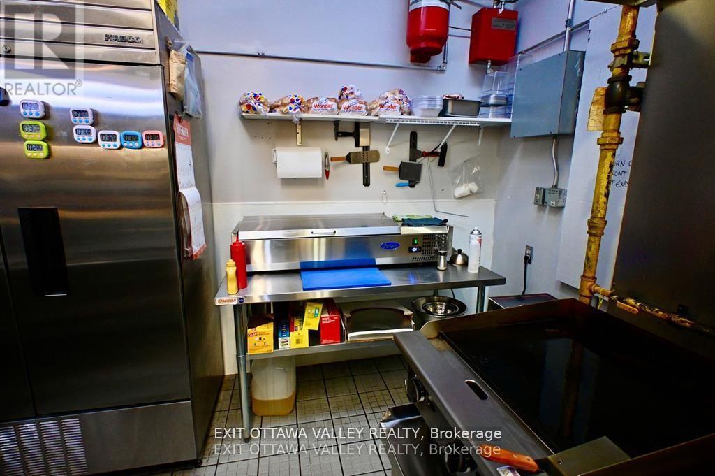 1100 Pembroke Street, Pembroke, Ontario K8A 6Y7 - Photo 11 - X12632804