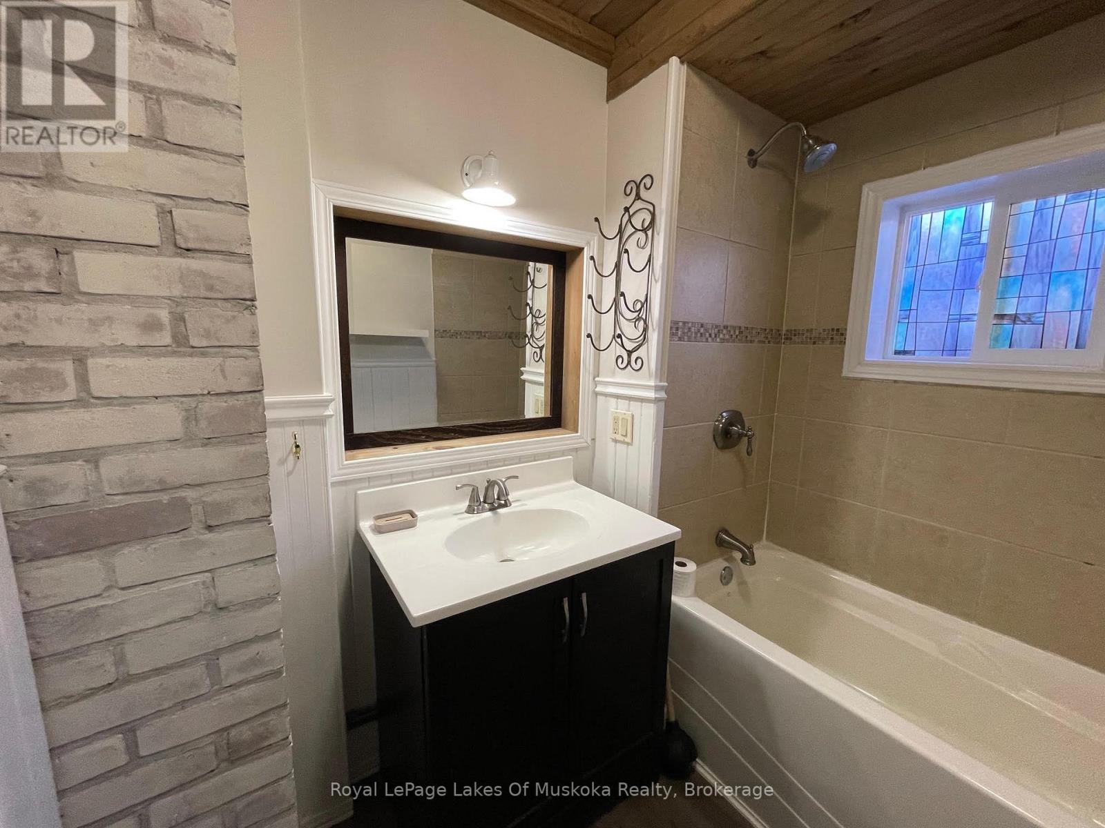 560 John Street N, Gravenhurst (Muskoka (S)), Ontario  P1P 1G2 - Photo 14 - X12630564