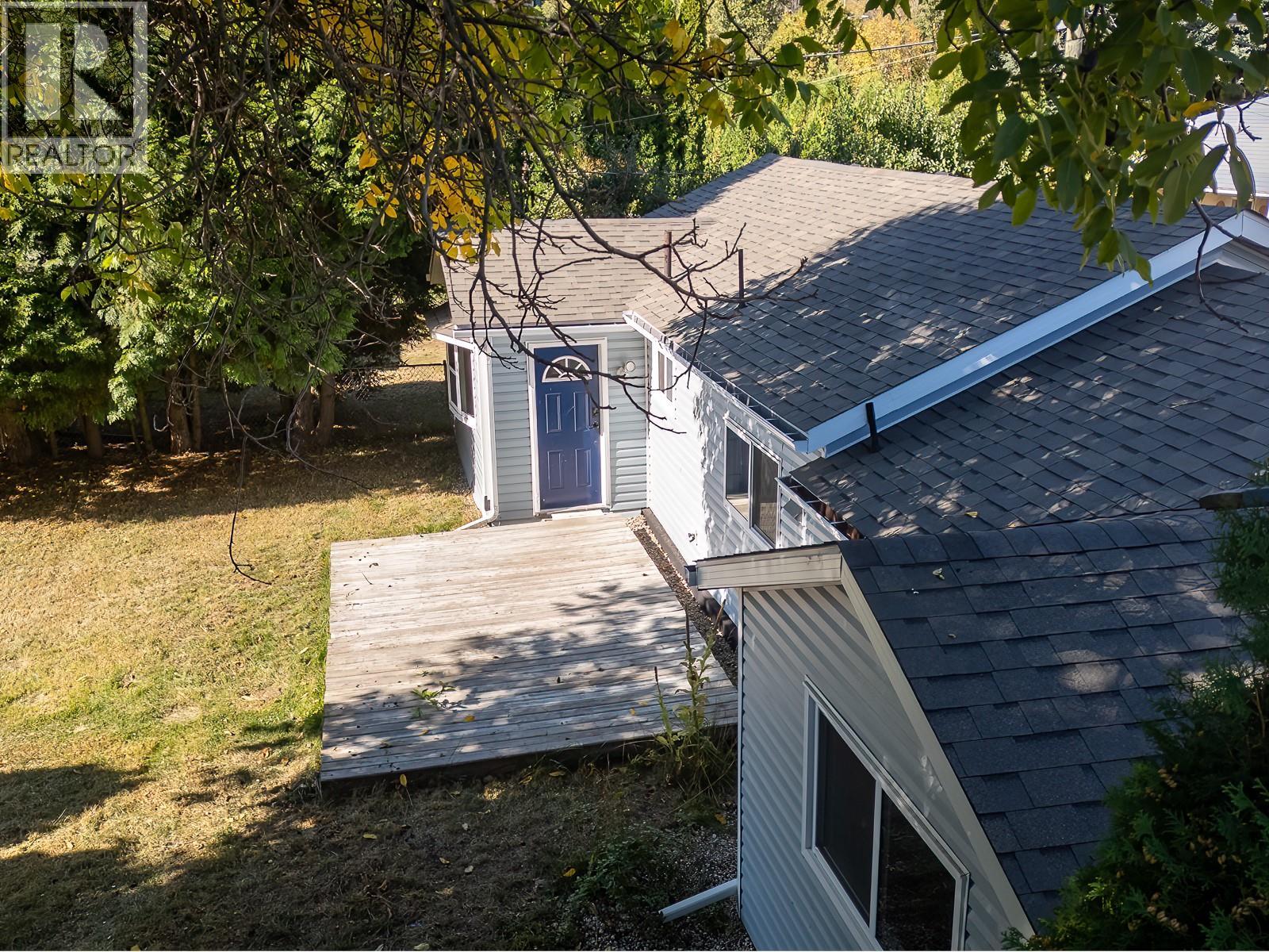 694 10th Avenue, Montrose, British Columbia  V0G 1P0 - Photo 2 - 10370198