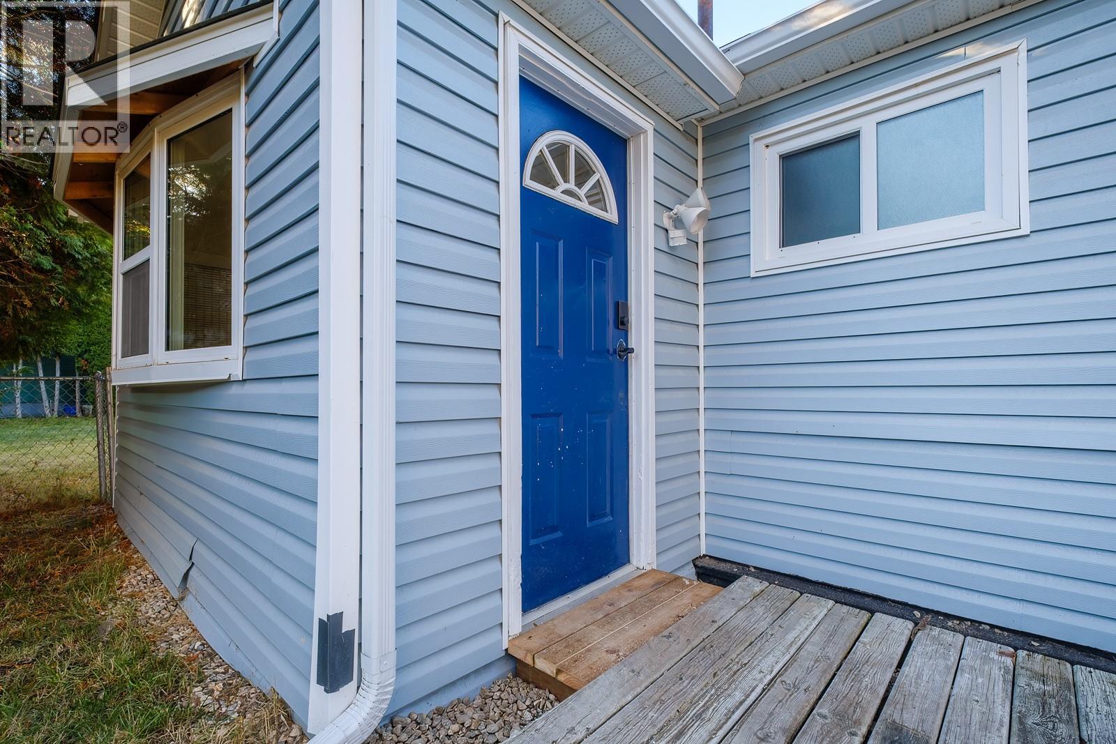 694 10th Avenue, Montrose, British Columbia  V0G 1P0 - Photo 5 - 10370198