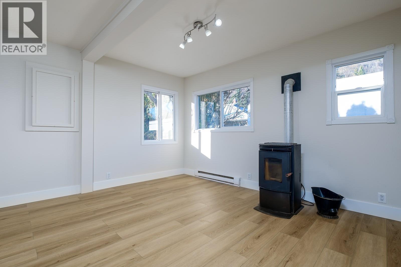 694 10th Avenue, Montrose, British Columbia  V0G 1P0 - Photo 14 - 10370198