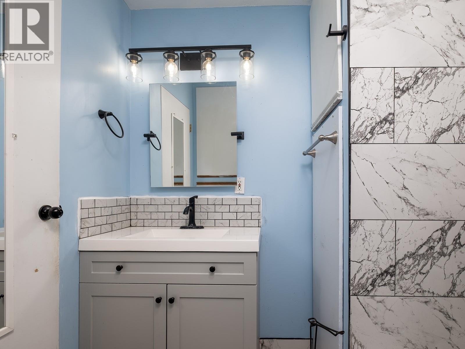 694 10th Avenue, Montrose, British Columbia  V0G 1P0 - Photo 18 - 10370198