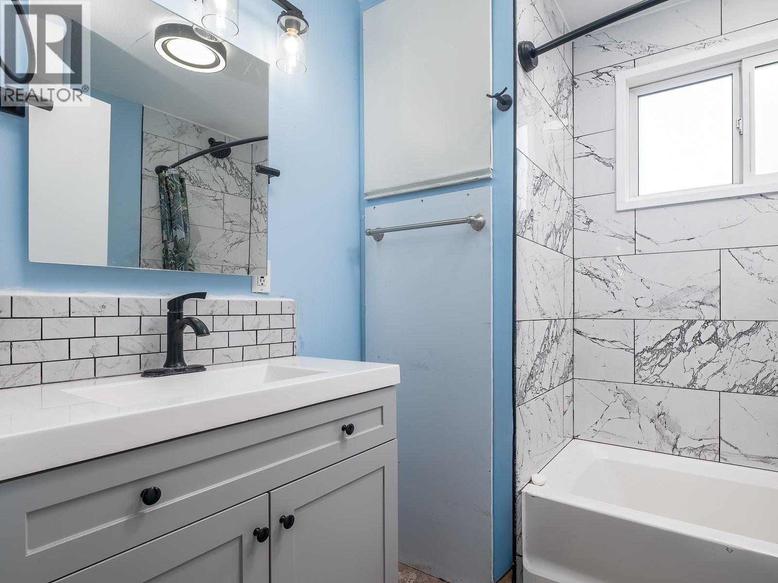 694 10th Avenue, Montrose, British Columbia  V0G 1P0 - Photo 17 - 10370198