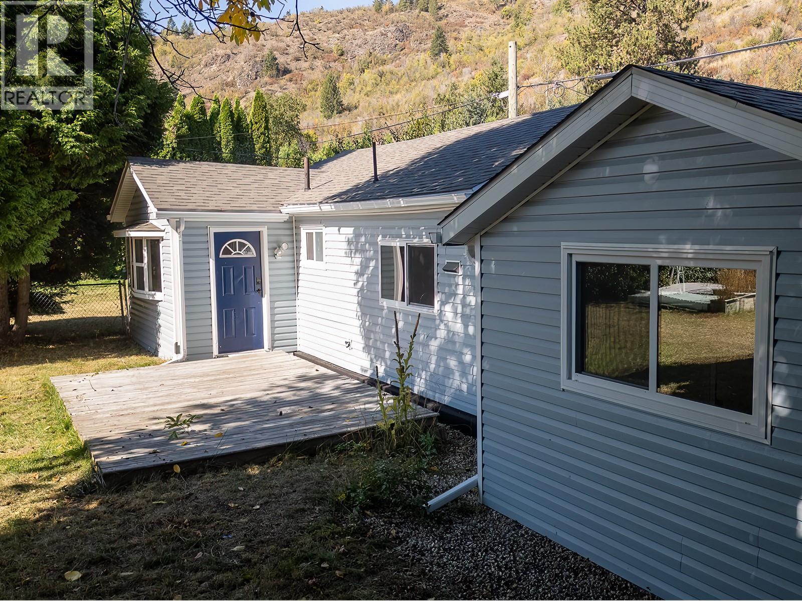 694 10th Avenue, Montrose, British Columbia  V0G 1P0 - Photo 3 - 10370198