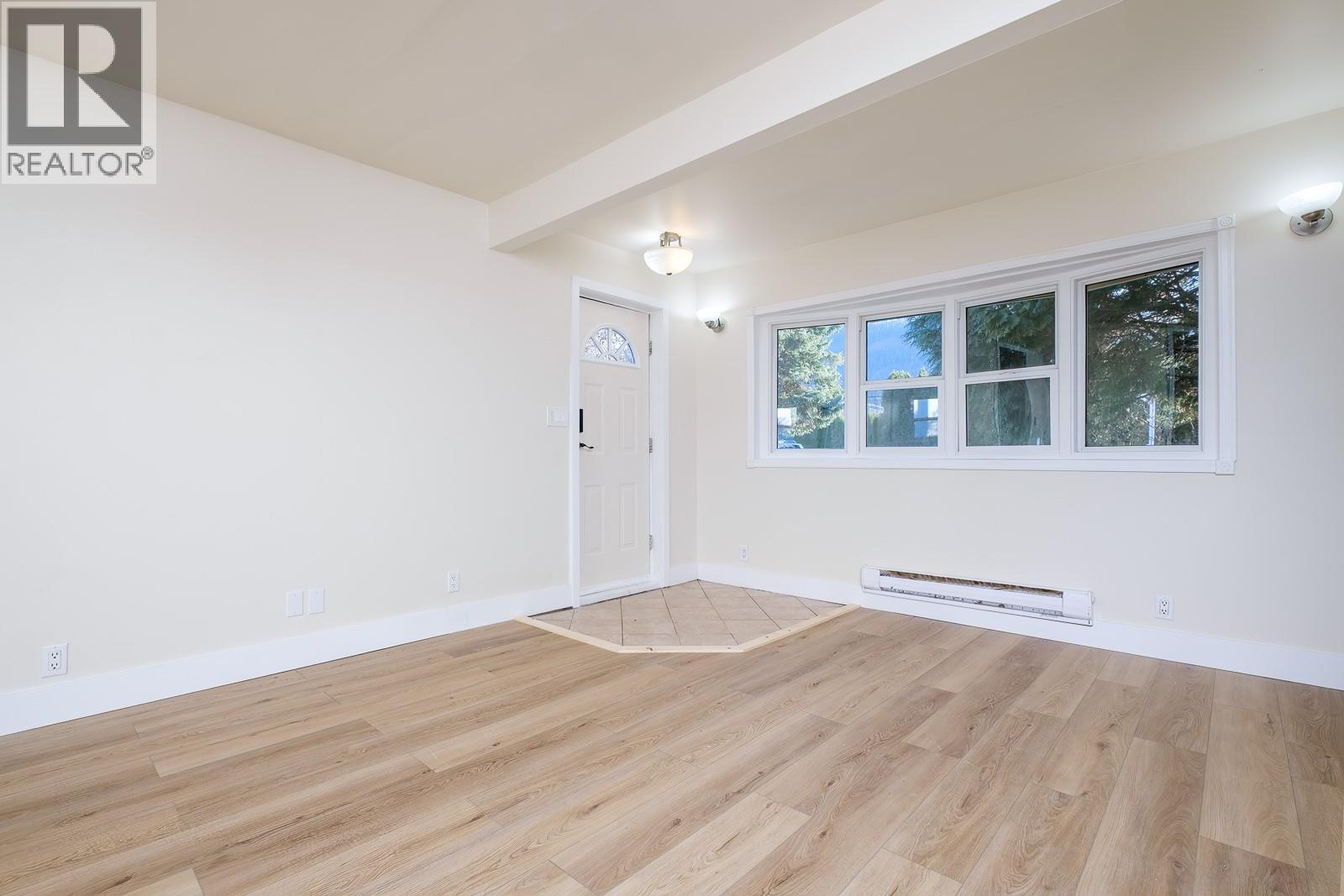 694 10th Avenue, Montrose, British Columbia  V0G 1P0 - Photo 11 - 10370198