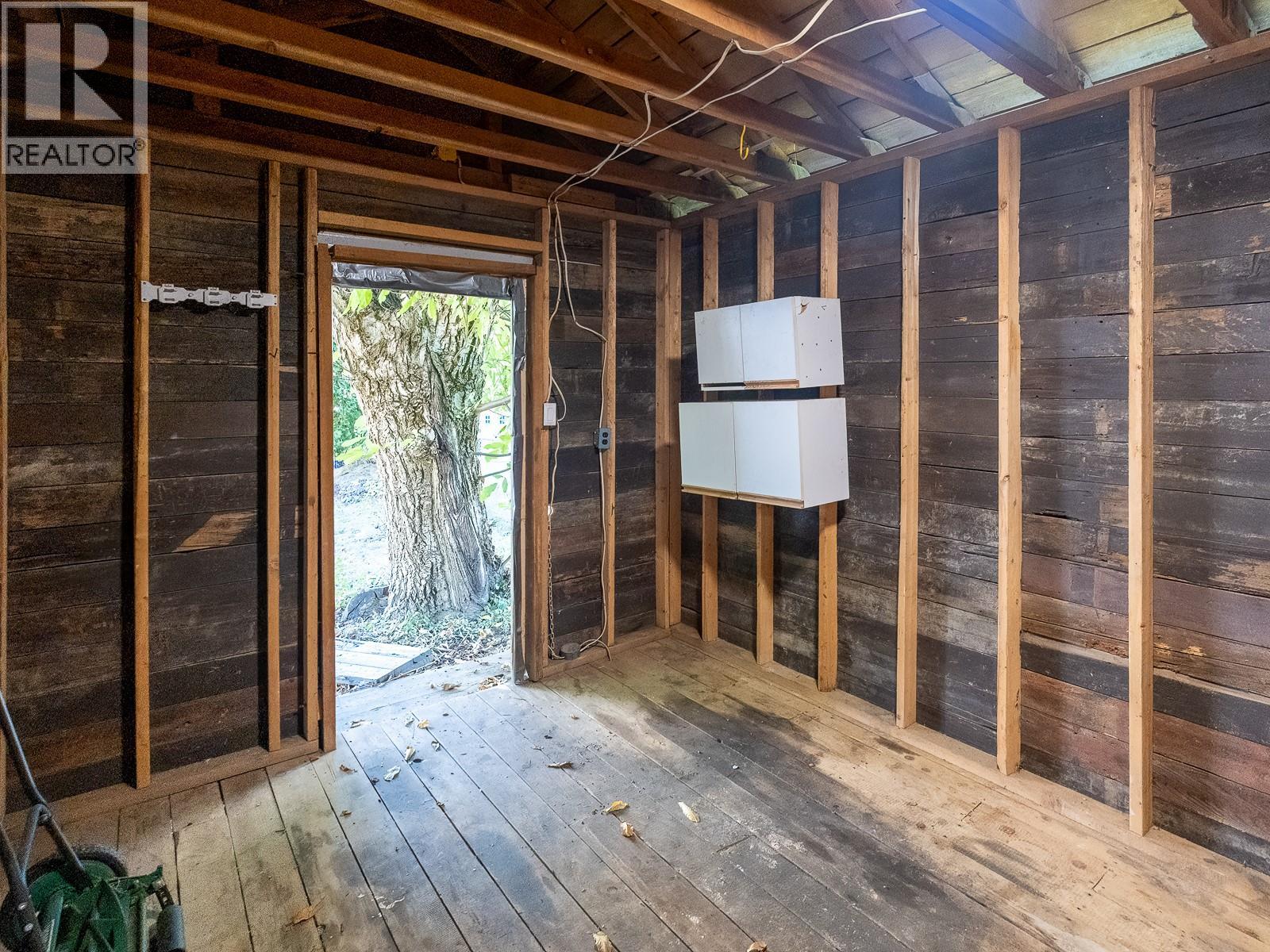 694 10th Avenue, Montrose, British Columbia  V0G 1P0 - Photo 35 - 10370198