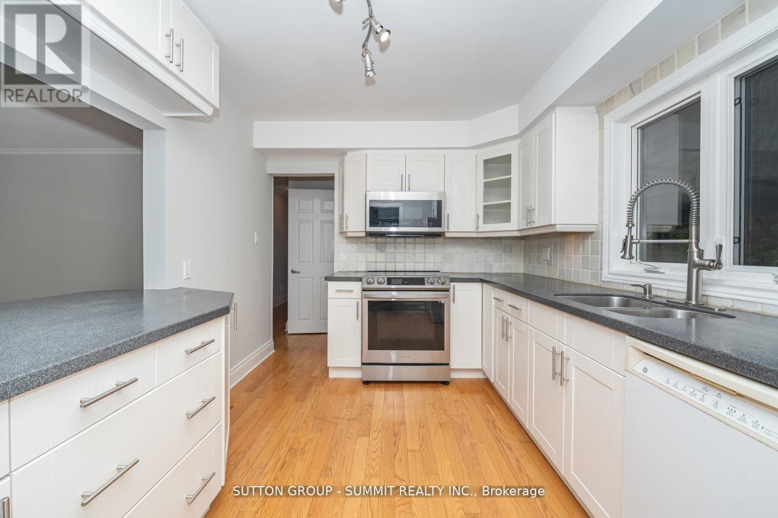 3018 Dalehurst Drive, Mississauga, Ontario  L5N 6M8 - Photo 10 - W12631428