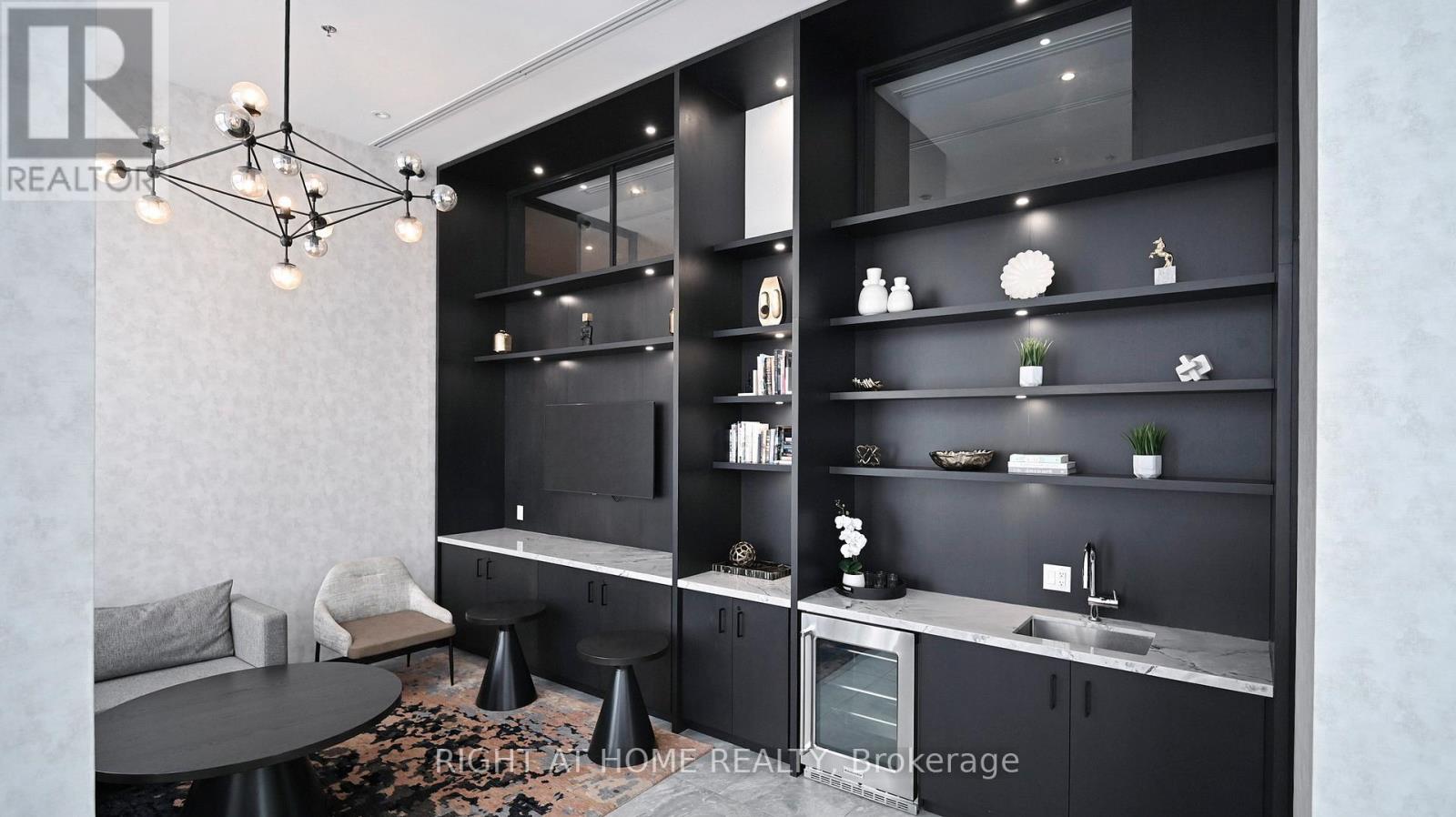 201 - 3005 Pine Glen Road, Oakville, Ontario  L6M 5P5 - Photo 5 - W12632836