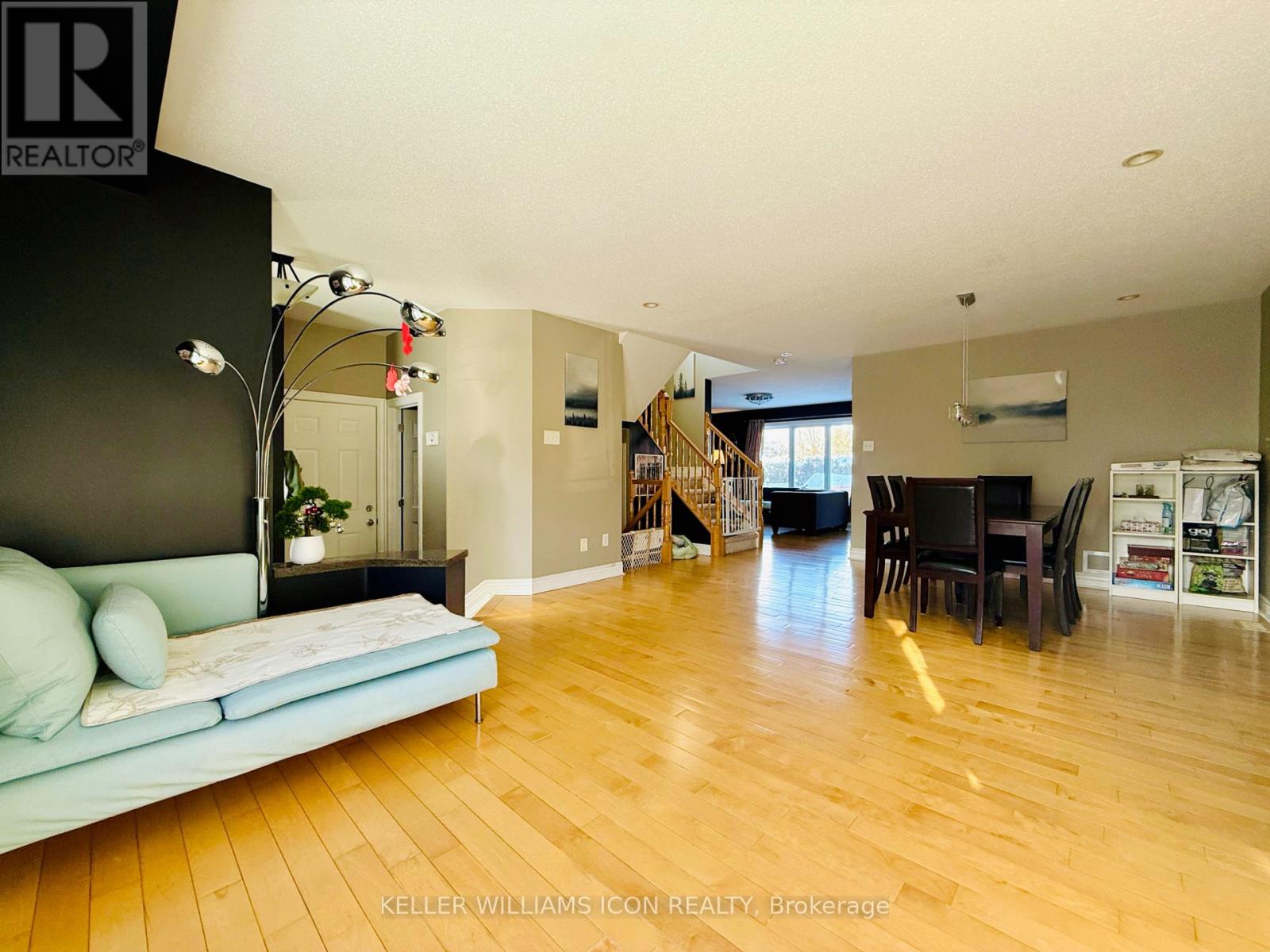 40 Huntcliff Place, Ottawa, Ontario K2G 6Z8 - Photo 3 - X12632856