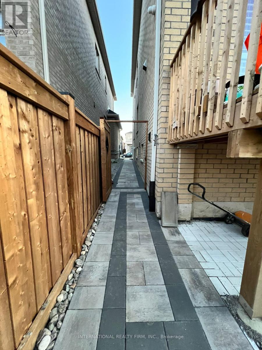 216 Wesmina Avenue, Whitchurch-Stouffville, Ontario  L4A 0R8 - Photo 19 - N12632872