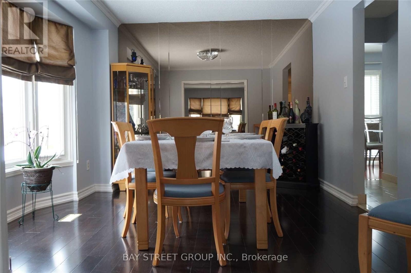 33 Winborne Road, Vaughan, Ontario  L4J 2R8 - Photo 3 - N12632882